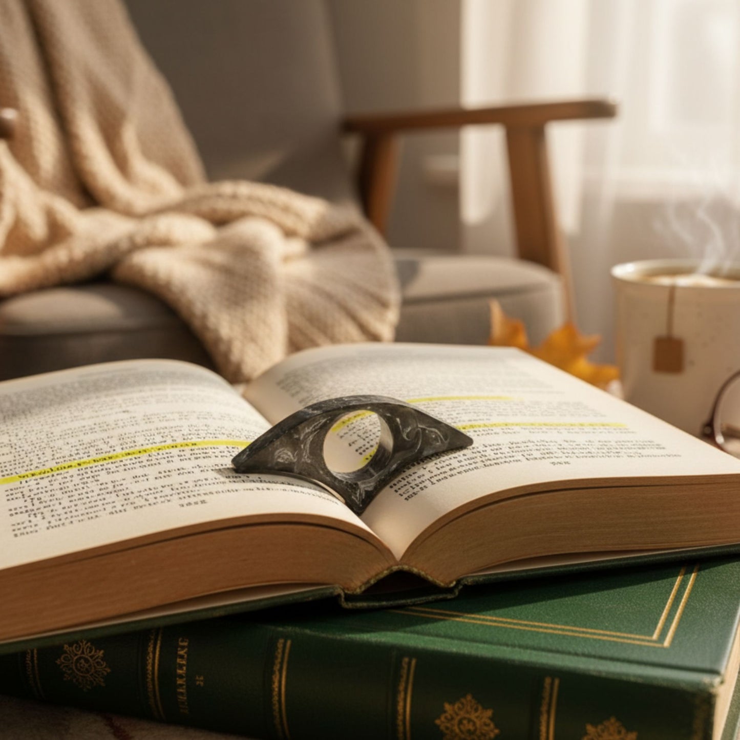Bague de Lecture Ailée Noir Marbré - Résine Artisanale Fait Main