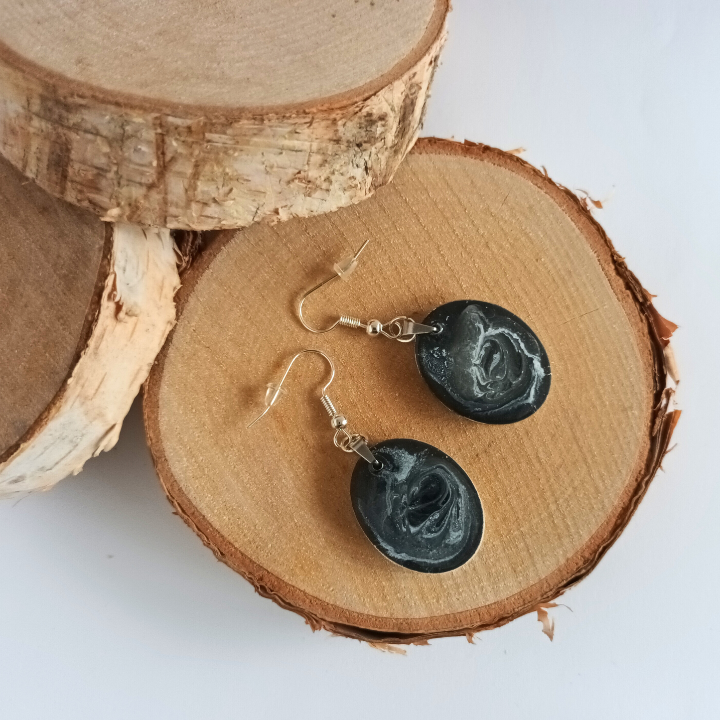 Boucles d'oreilles résine noir blanc nacré - Ovales tourbillons ultra-légères - Bijou artisanal unique fait main