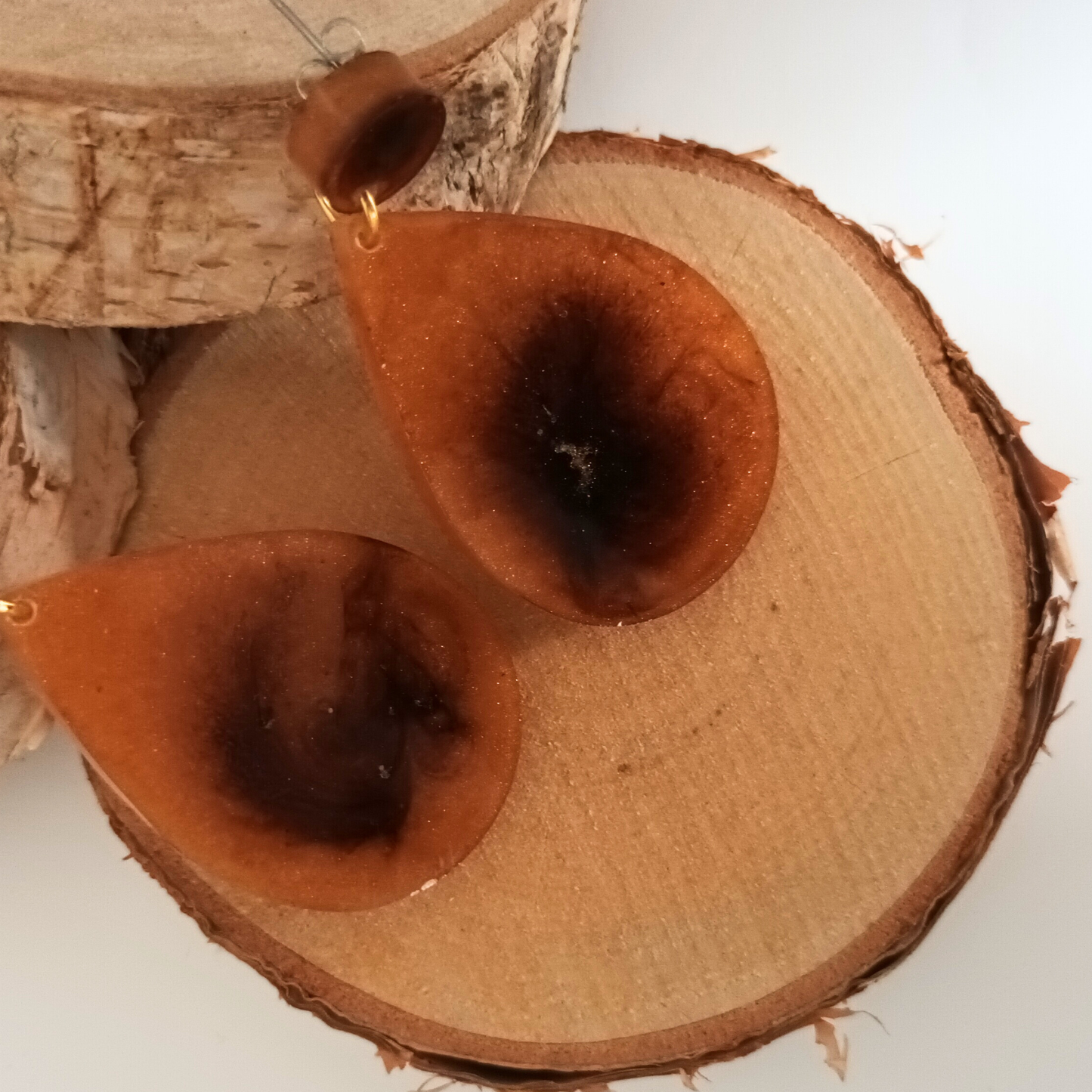 Boucles d'oreilles résine dorée pailletée gouttes fait main