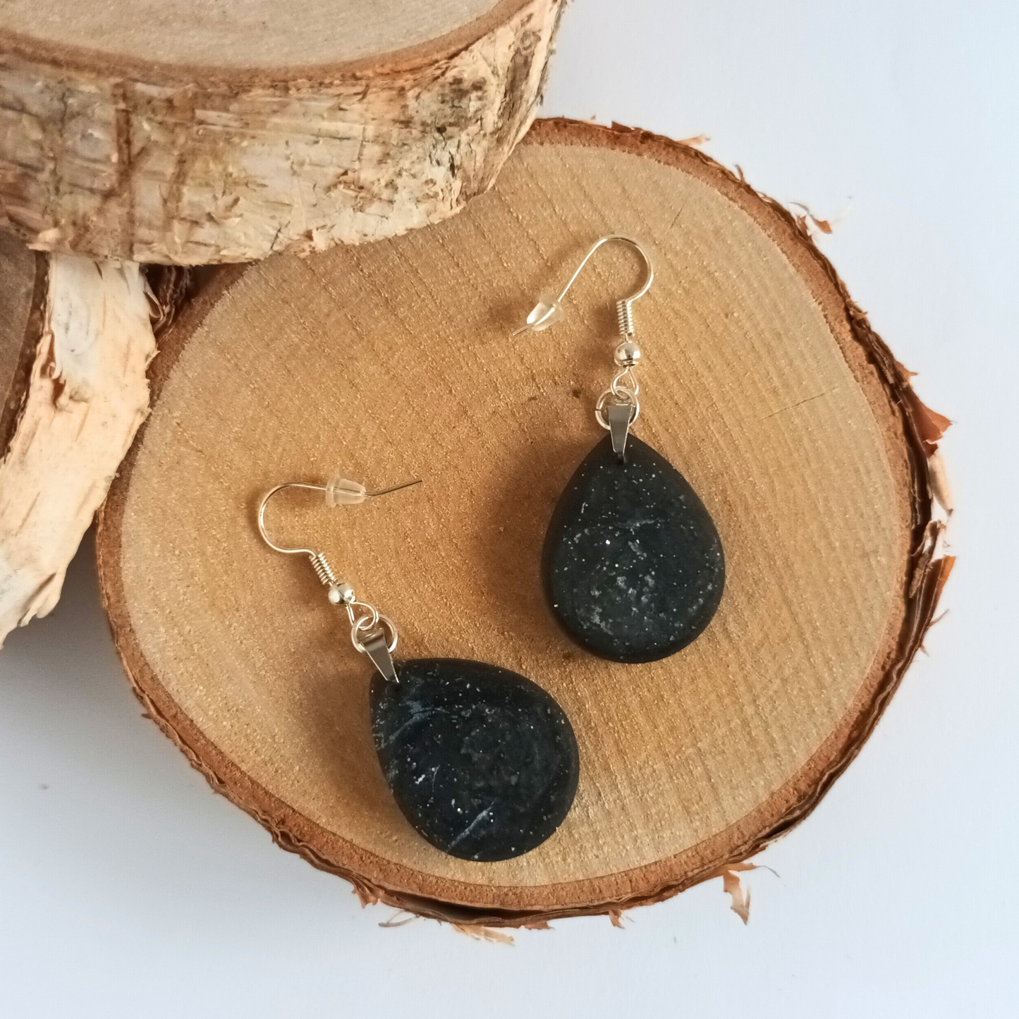 Boucles d'oreilles résine noir pailleté argenté - Gouttes effet nuit étoilée ultra-légères - Bijou artisanal unique fait main