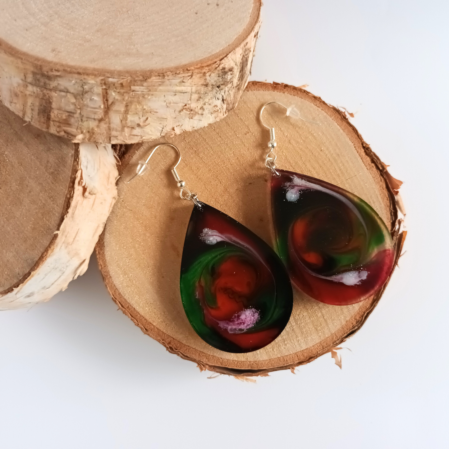 Boucles d'oreilles résine gouttes vert rouge blanc - Tourbillons multicolores ultra-légères - Bijou artisanal unique fait main