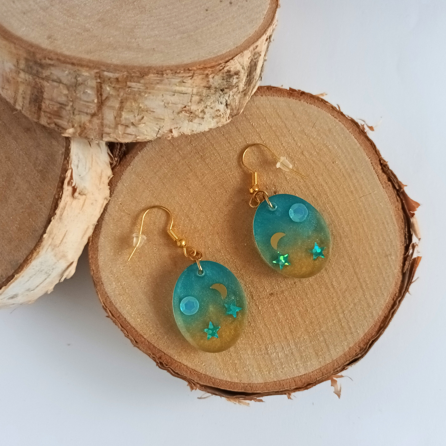 Boucles d'oreilles résine turquoise doré lune étoiles - Ovales cosmiques ultra-légères - Bijou artisanal unique fait main