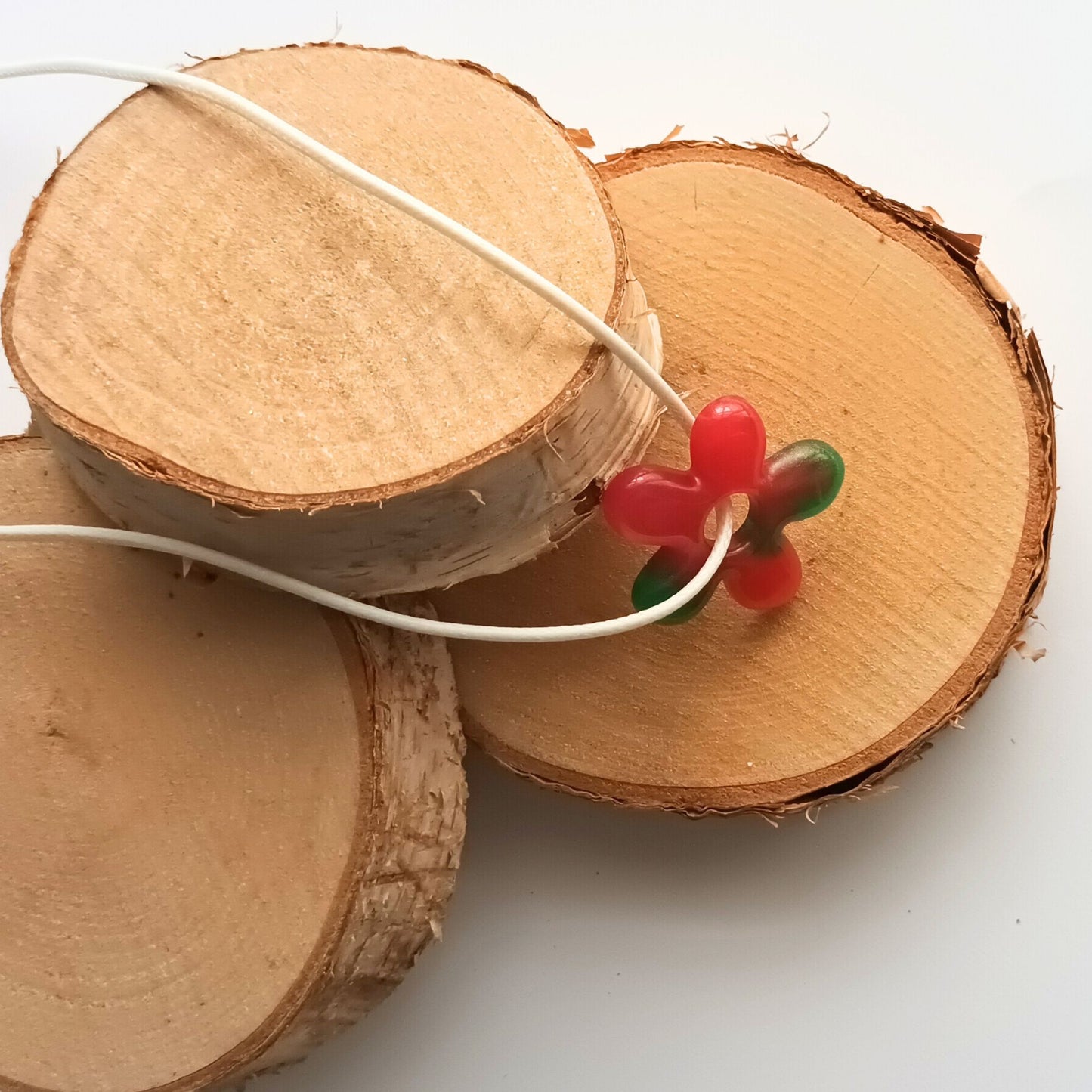 Collier pendentif résine fleur rouge vert cordon blanc - Forme fleur 5 pétales - Bijou artisanal unique fait main