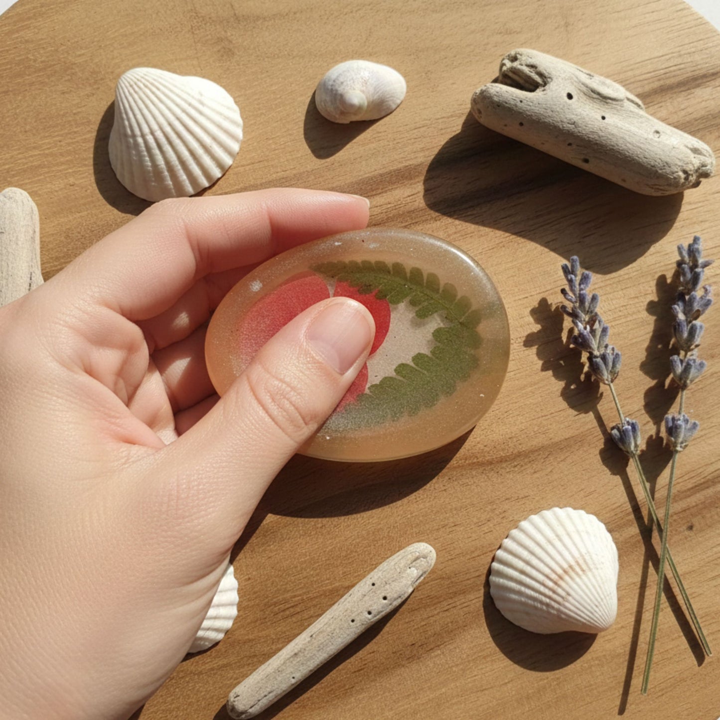 Galet de Sérénité - L'Instant Floral Éternel (Pétale et Fougère)