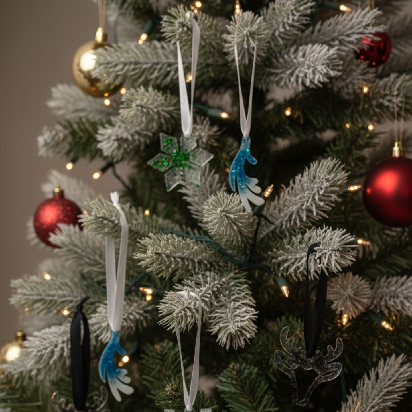 Lot de 7 Suspensions de Noël Variées en Résine - Bleu, Vert et Paillettes