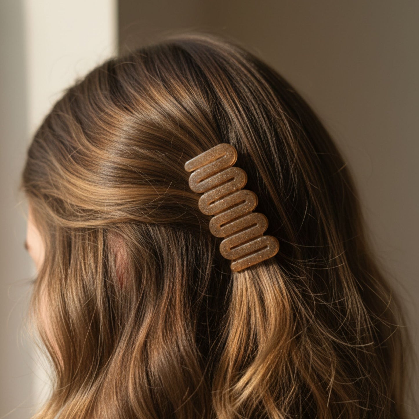 Pince cheveux résine spirale miel doré pailleté - Accessoire ondulé 6cm - Bijou artisanal unique fait main