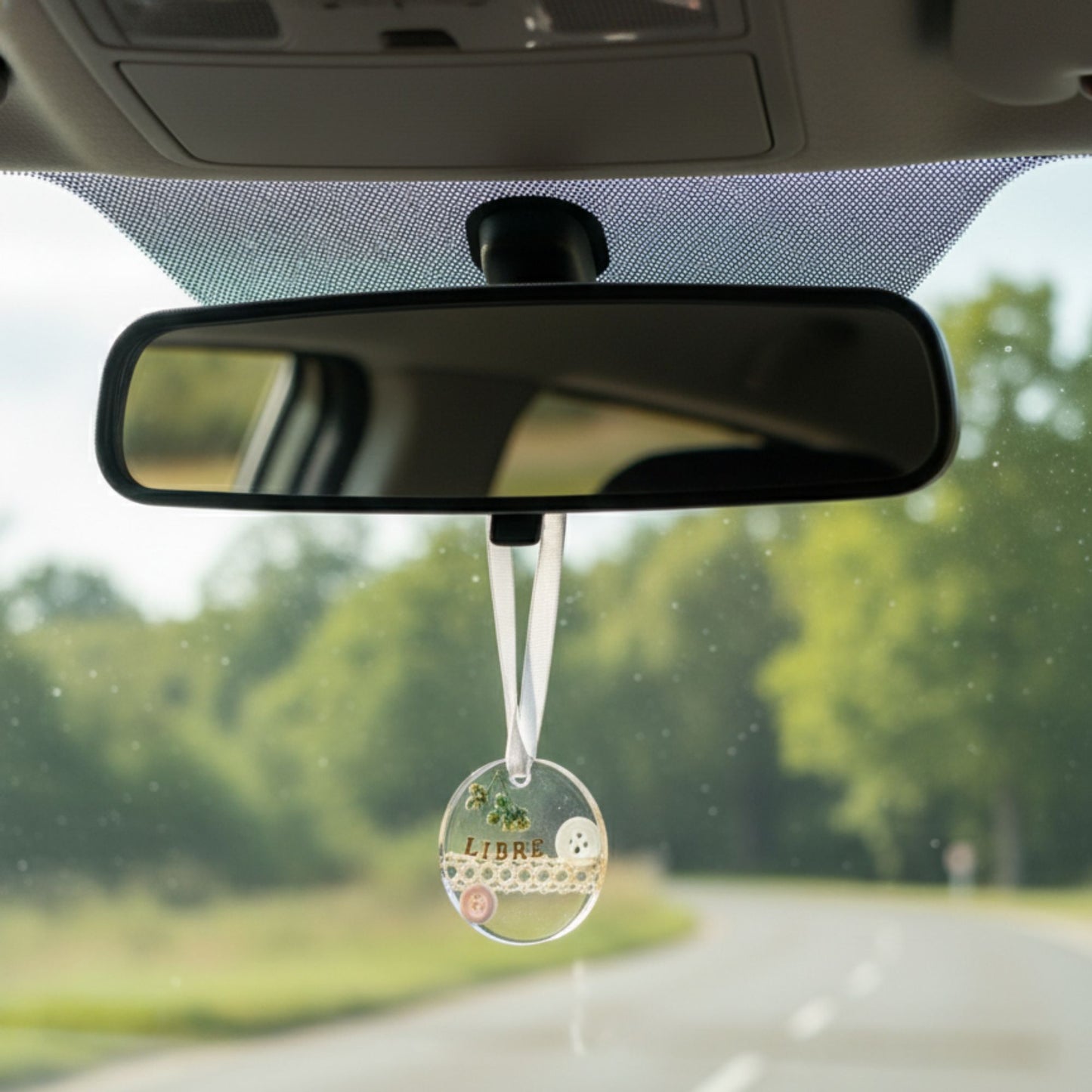 Suspension déco résine message positif boutons dentelle - Rond blanc minimaliste 5cm - Décoration artisanale unique fait main