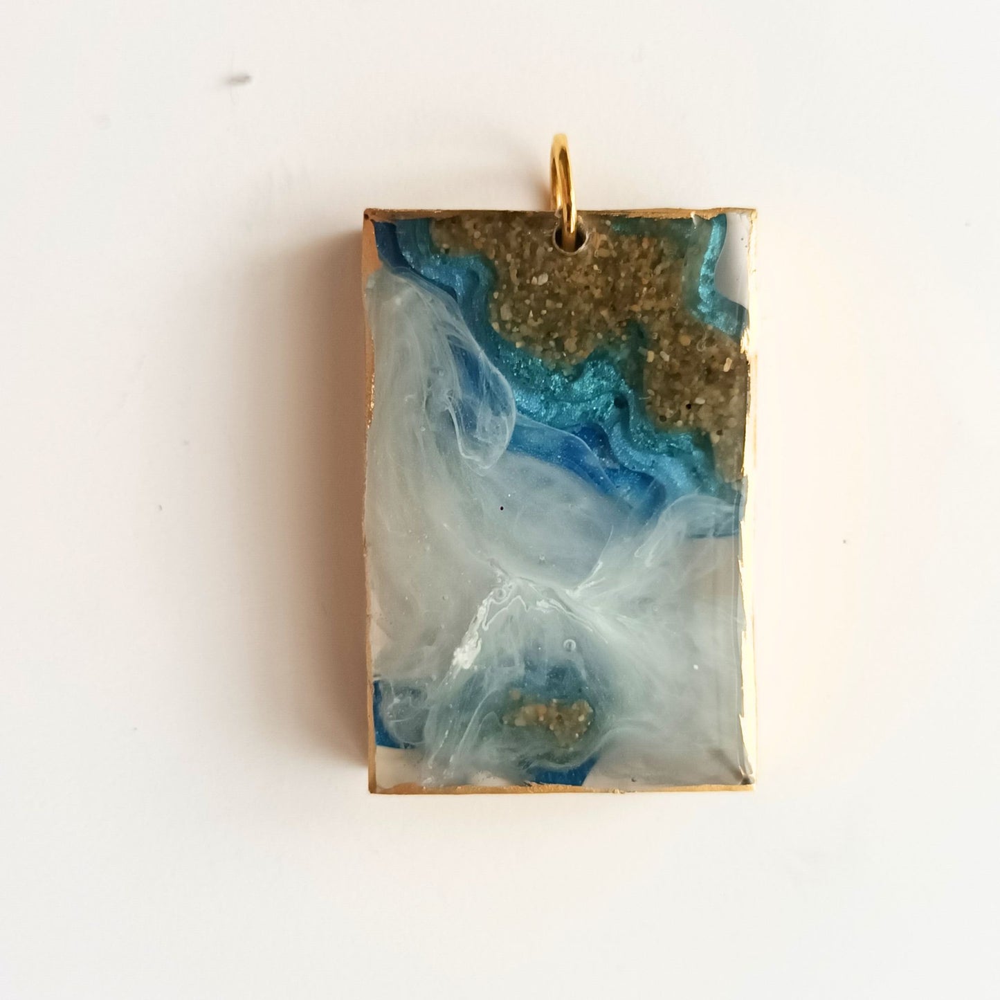 Pendentif Résine Multicouche "Lagon Doré" - Collier Sable & Écume - Bijou Artisanal 3D