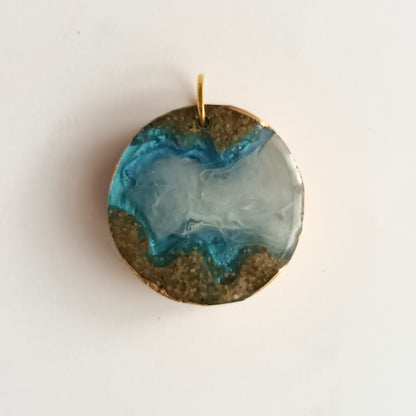 Pendentif Résine Multicouche "Lagon Doré" - Collier Sable & Écume - Bijou Artisanal 3D