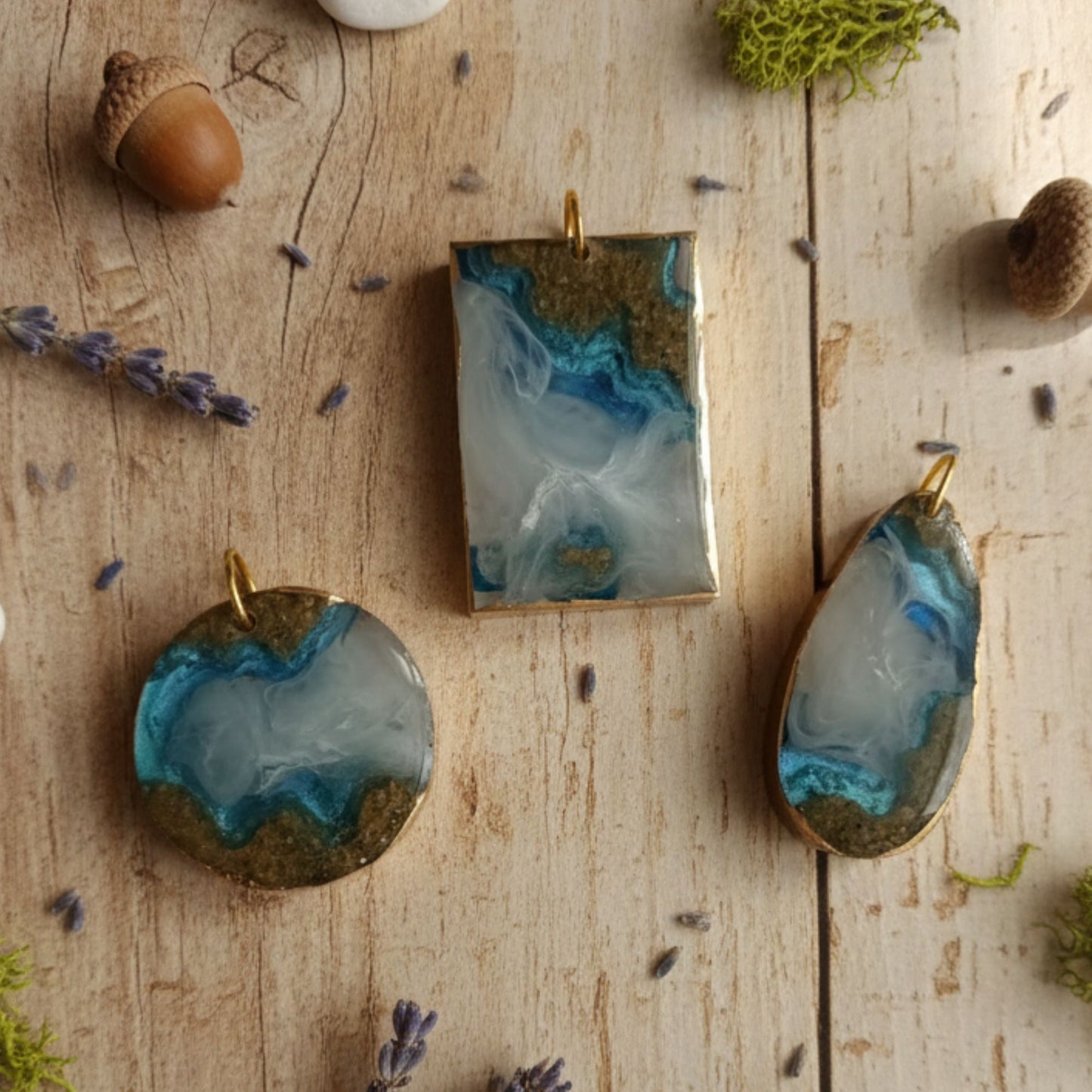 Pendentif Résine Multicouche "Lagon Doré" - Collier Sable & Écume - Bijou Artisanal 3D