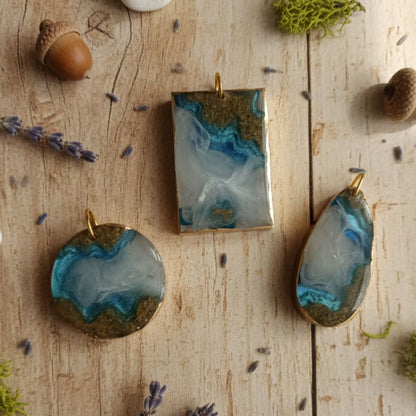 Pendentif Résine Multicouche "Lagon Doré" - Collier Sable & Écume - Bijou Artisanal 3D