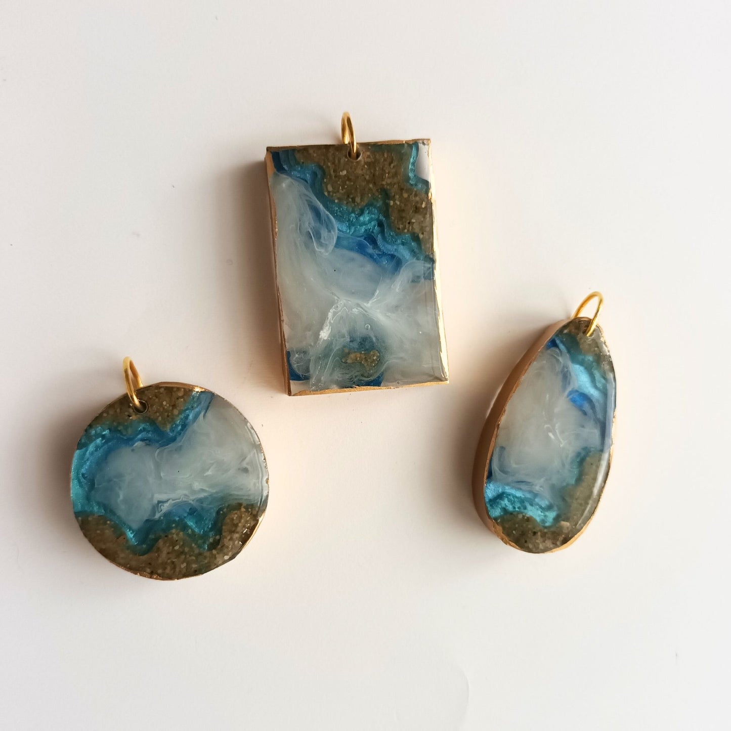 Pendentif Résine Multicouche "Lagon Doré" - Collier Sable & Écume - Bijou Artisanal 3D