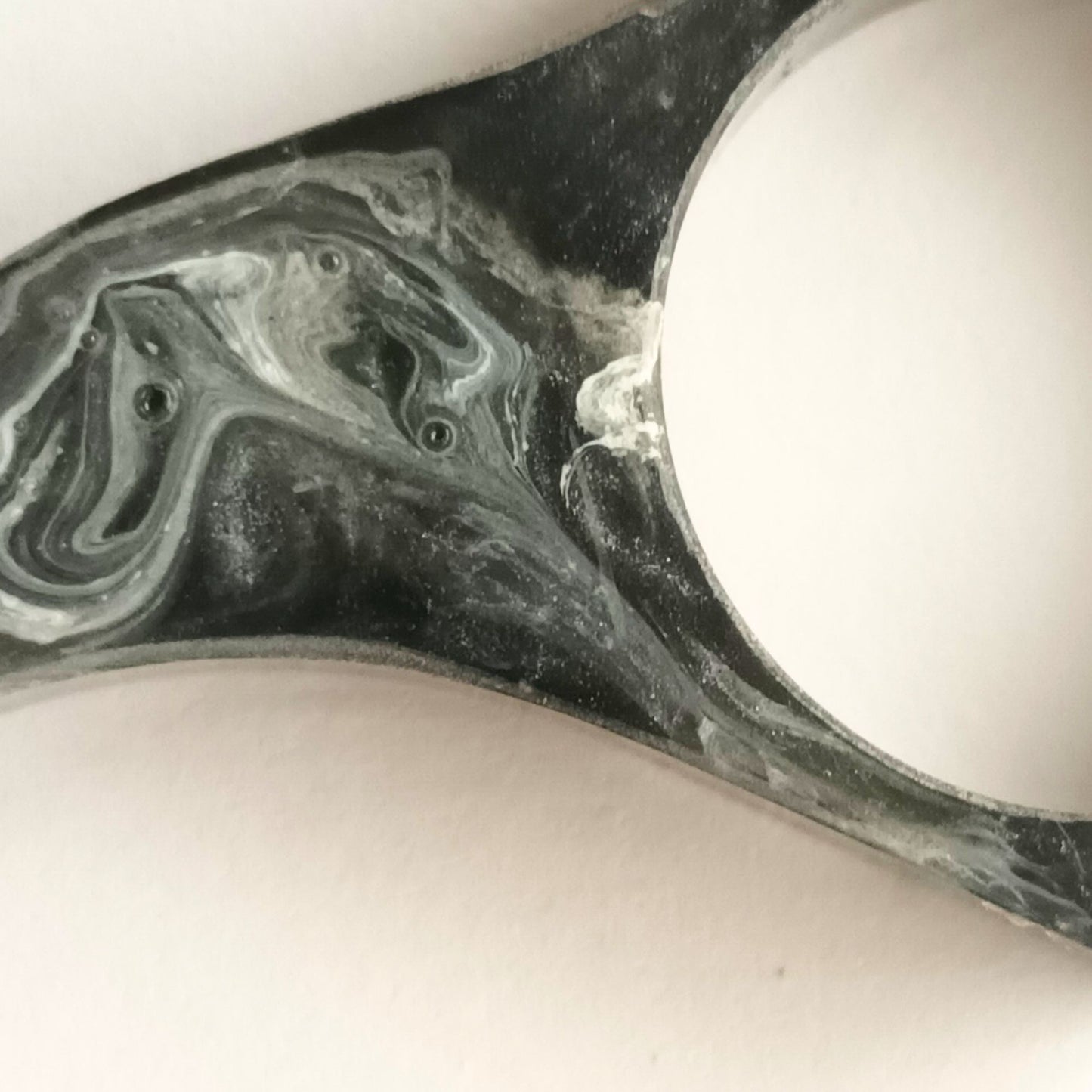 Bague de Lecture Ergonomique en Résine Marbrée Noire et Blanche