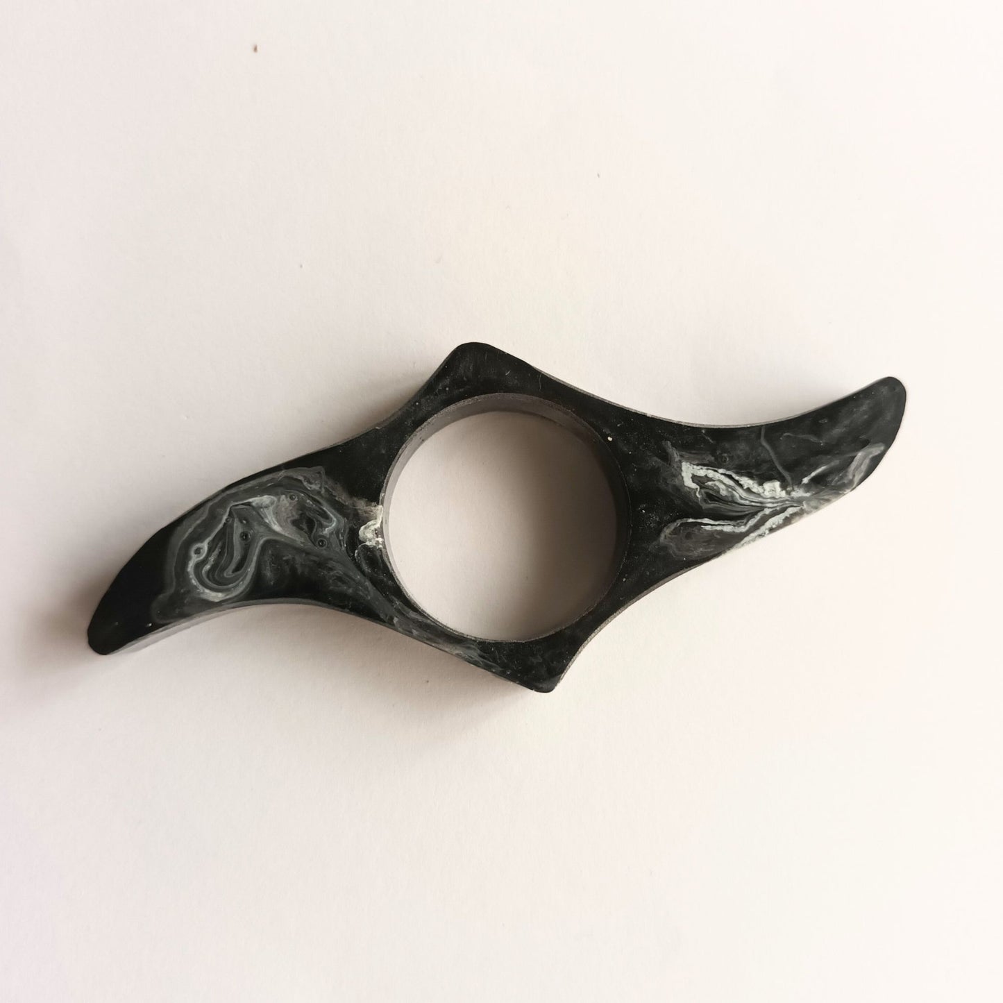 Bague de Lecture Ergonomique en Résine Marbrée Noire et Blanche