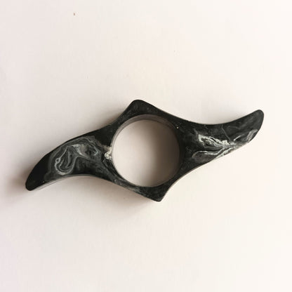 Bague de Lecture Ergonomique en Résine Marbrée Noire et Blanche