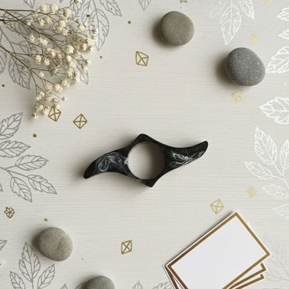 Bague de Lecture Ergonomique en Résine Marbrée Noire et Blanche