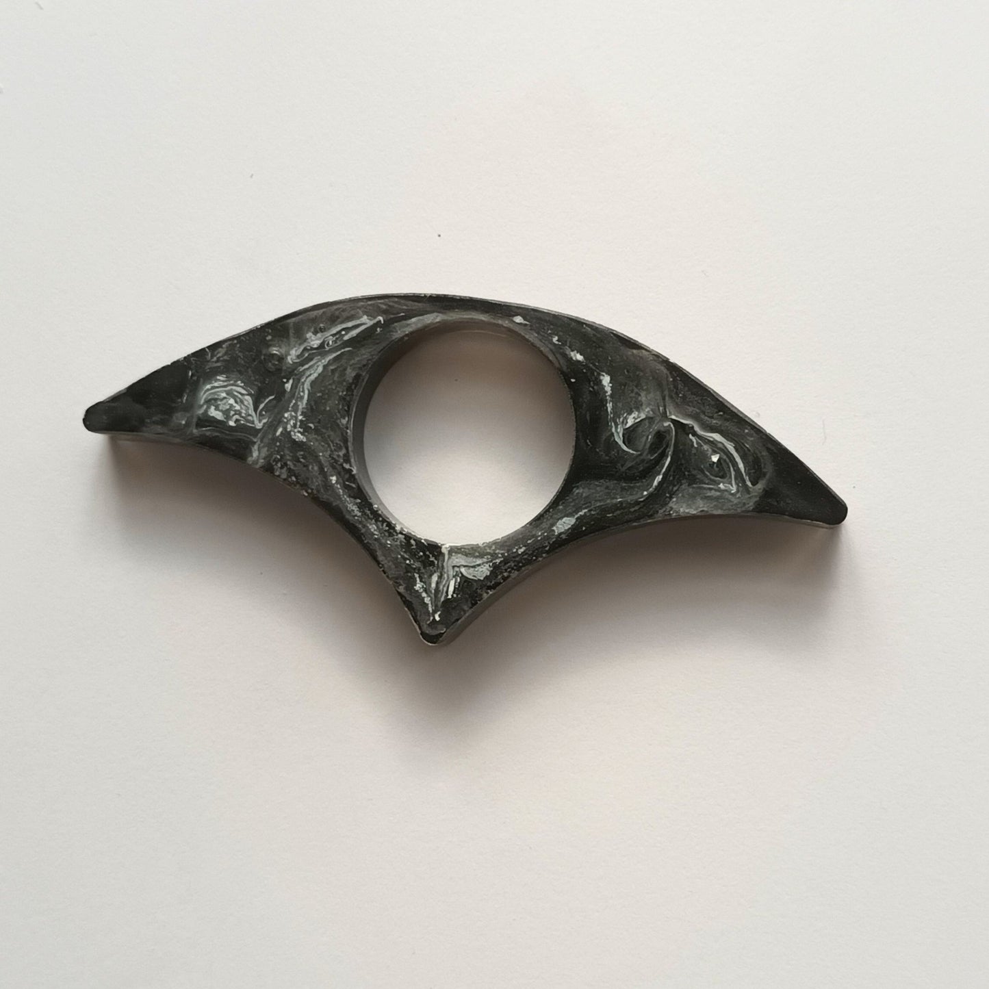 Bague de Lecture Ailée Noir Marbré - Résine Artisanale Fait Main