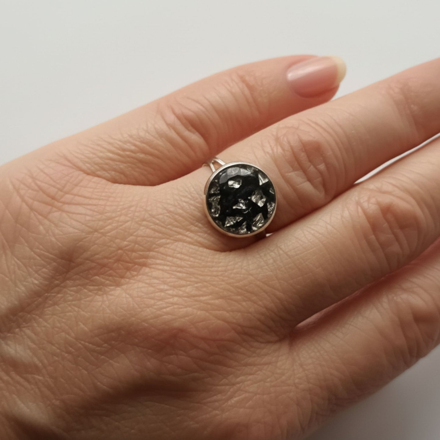 Bague Réglable Acier Inoxydable Résine Noire & Cristaux Argentés - Cabochon 1,5 cm