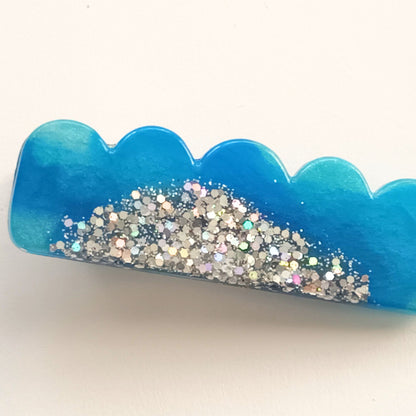 Barrette cheveux résine festonnée bleu turquoise pailleté holographique - Accessoire océan 6cm - Bijou artisanal unique fait main