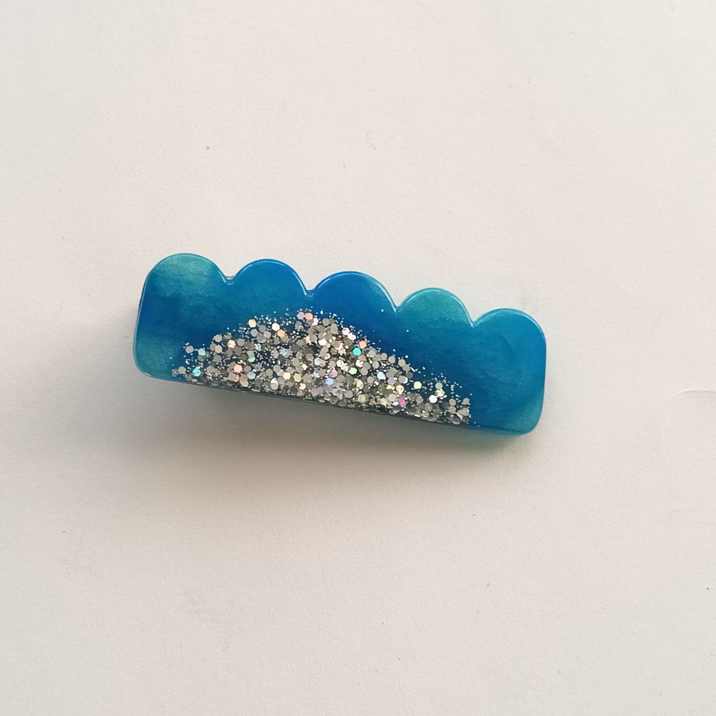 Barrette cheveux résine festonnée bleu turquoise pailleté holographique - Accessoire océan 6cm - Bijou artisanal unique fait main