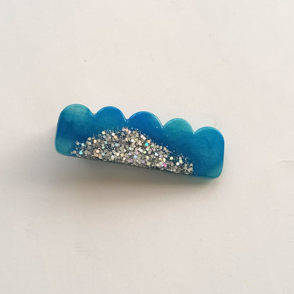 Barrette cheveux résine festonnée bleu turquoise pailleté holographique - Accessoire océan 6cm - Bijou artisanal unique fait main