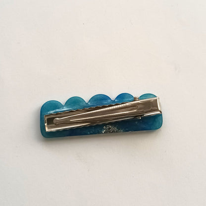 Barrette cheveux résine festonnée bleu turquoise pailleté holographique - Accessoire océan 6cm - Bijou artisanal unique fait main
