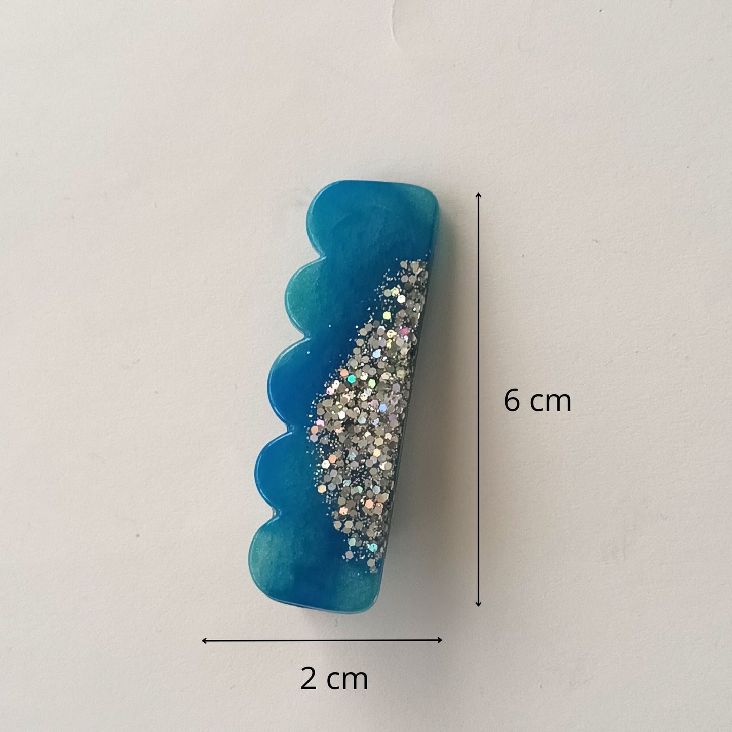 Barrette cheveux résine festonnée bleu turquoise pailleté holographique - Accessoire océan 6cm - Bijou artisanal unique fait main
