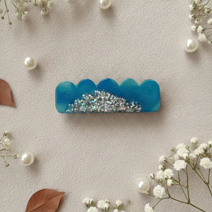 Barrette cheveux résine festonnée bleu turquoise pailleté holographique - Accessoire océan 6cm - Bijou artisanal unique fait main