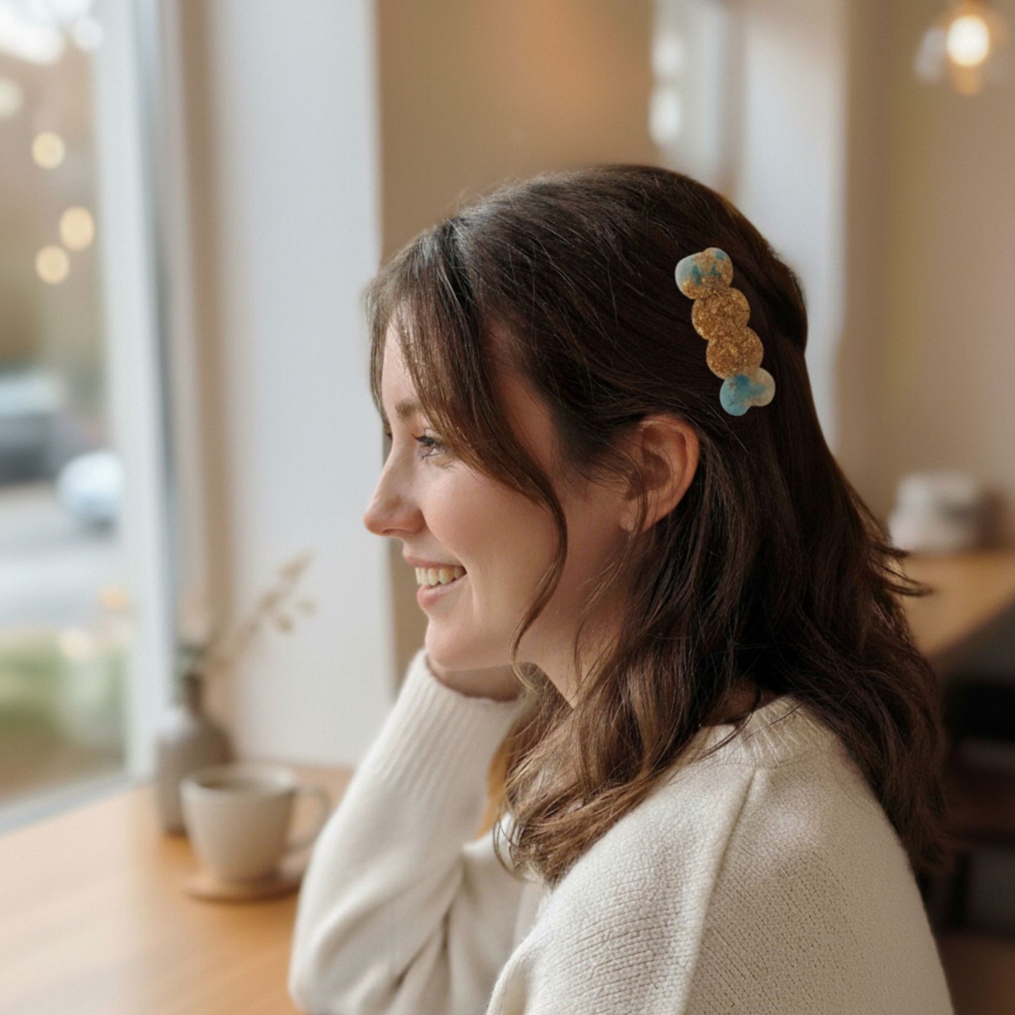 Barrette cheveux résine ronde bleu turquoise feuilles or - Accessoire luxe 5cm - Bijou artisanal unique fait main