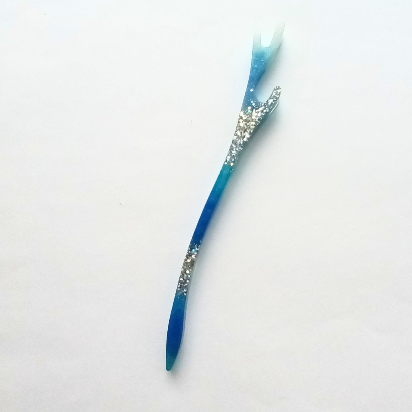 Bâton cheveux résine bleu pailleté galaxie fourche - Pic coiffure 17cm cosmique - Accessoire artisanal unique fait main
