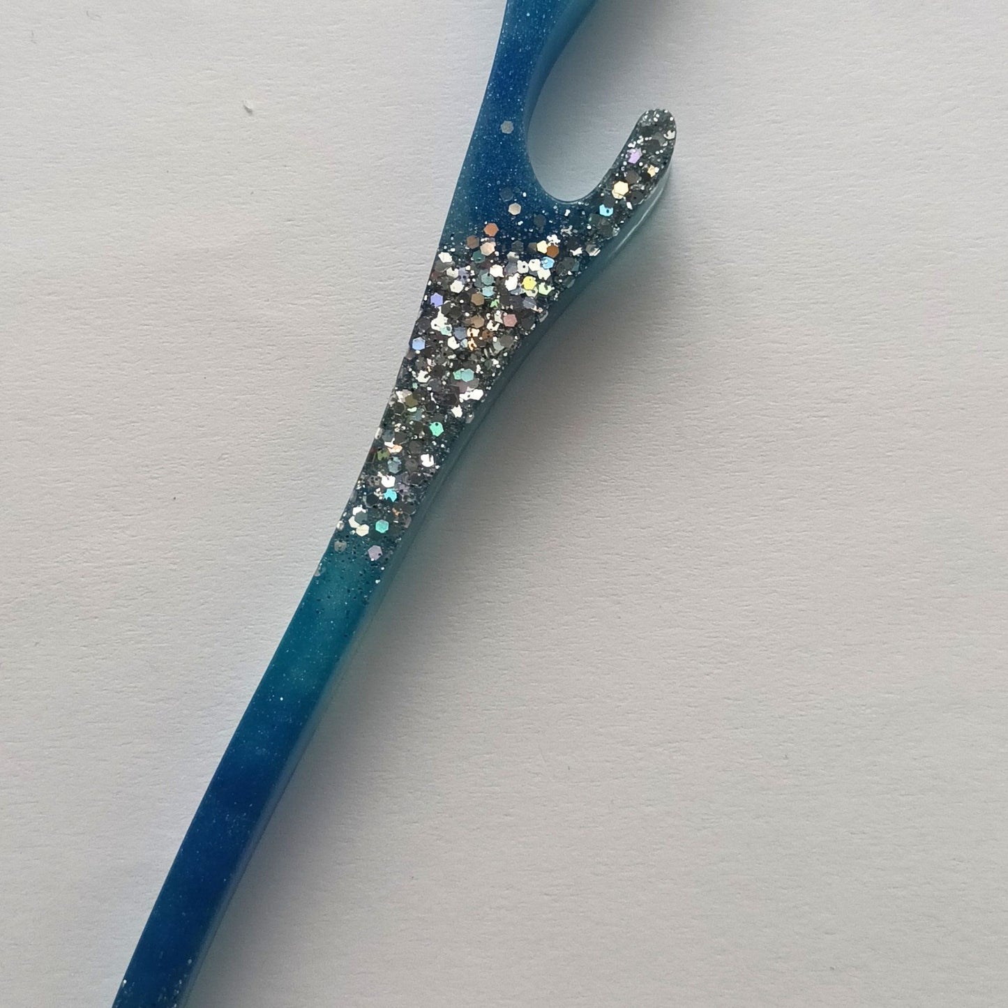Bâton cheveux résine bleu pailleté galaxie fourche - Pic coiffure 17cm cosmique - Accessoire artisanal unique fait main