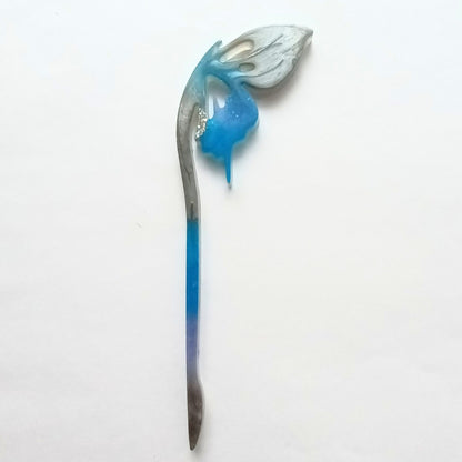 Bâton cheveux résine dégradé bleu gris papillon pailleté - Pic coiffure 17cm poétique - Accessoire artisanal unique fait main