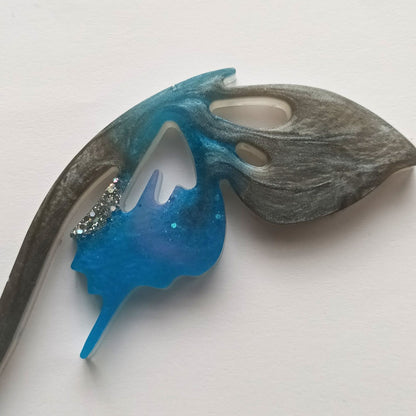 Bâton cheveux résine dégradé bleu gris papillon pailleté - Pic coiffure 17cm poétique - Accessoire artisanal unique fait main