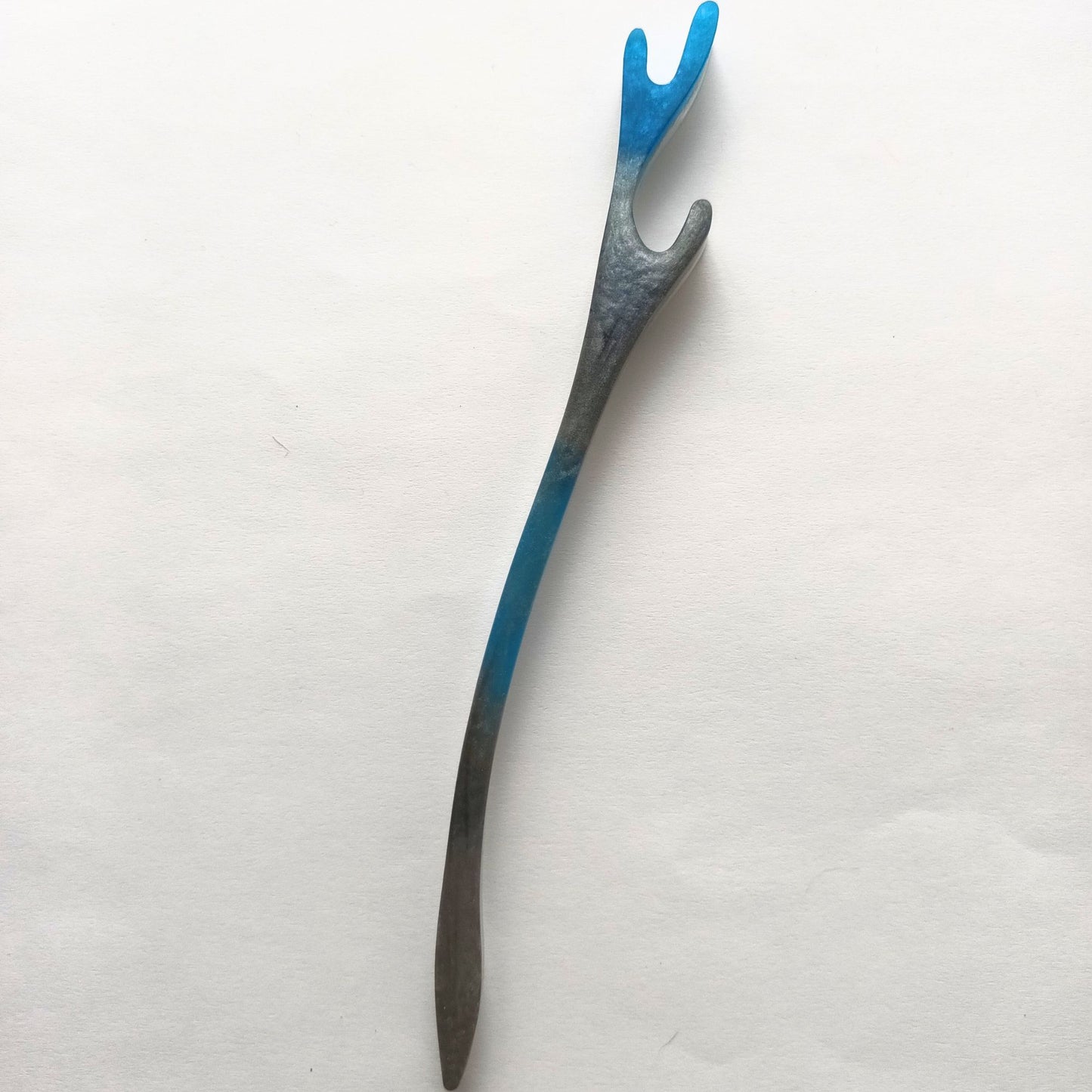 Bâton cheveux résine dégradé gris bleu fourche - Pic coiffure 17cm minimaliste - Accessoire artisanal unique fait main