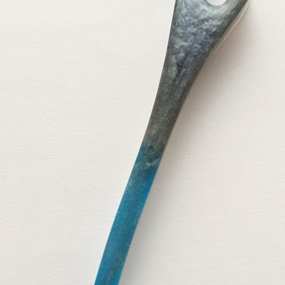 Bâton cheveux résine dégradé gris bleu fourche - Pic coiffure 17cm minimaliste - Accessoire artisanal unique fait main