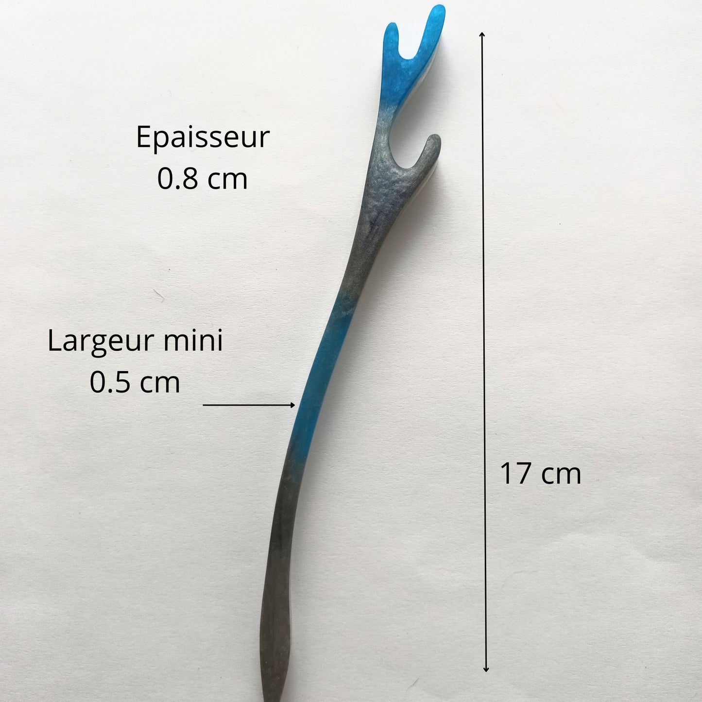 Bâton cheveux résine dégradé gris bleu fourche - Pic coiffure 17cm minimaliste - Accessoire artisanal unique fait main