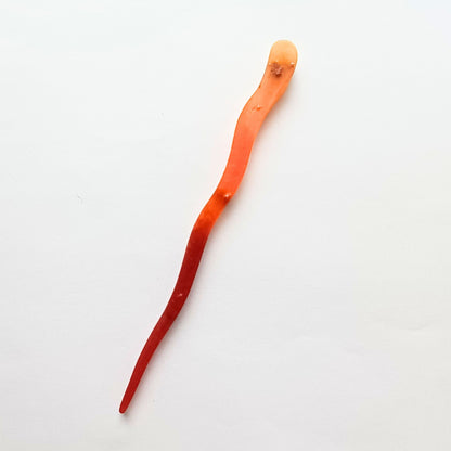 Bâton cheveux résine dégradé rouge orange doré flamme - Pic coiffure 17cm chaleureux - Accessoire artisanal unique fait main