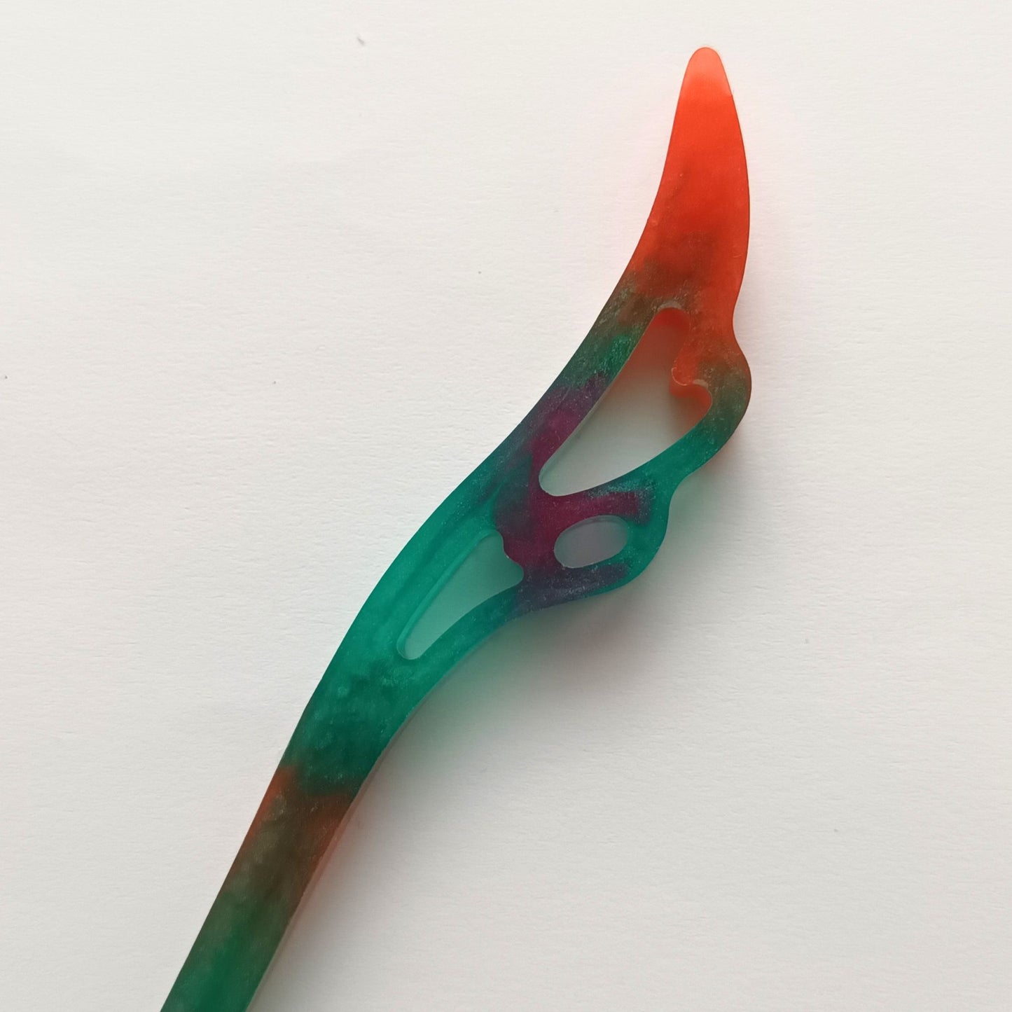 Bâton cheveux résine multicolore vert rose fleur sculpted - Pic coiffure 17cm festif - Accessoire artisanal unique fait main