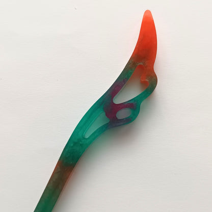 Bâton cheveux résine multicolore vert rose fleur sculpted - Pic coiffure 17cm festif - Accessoire artisanal unique fait main