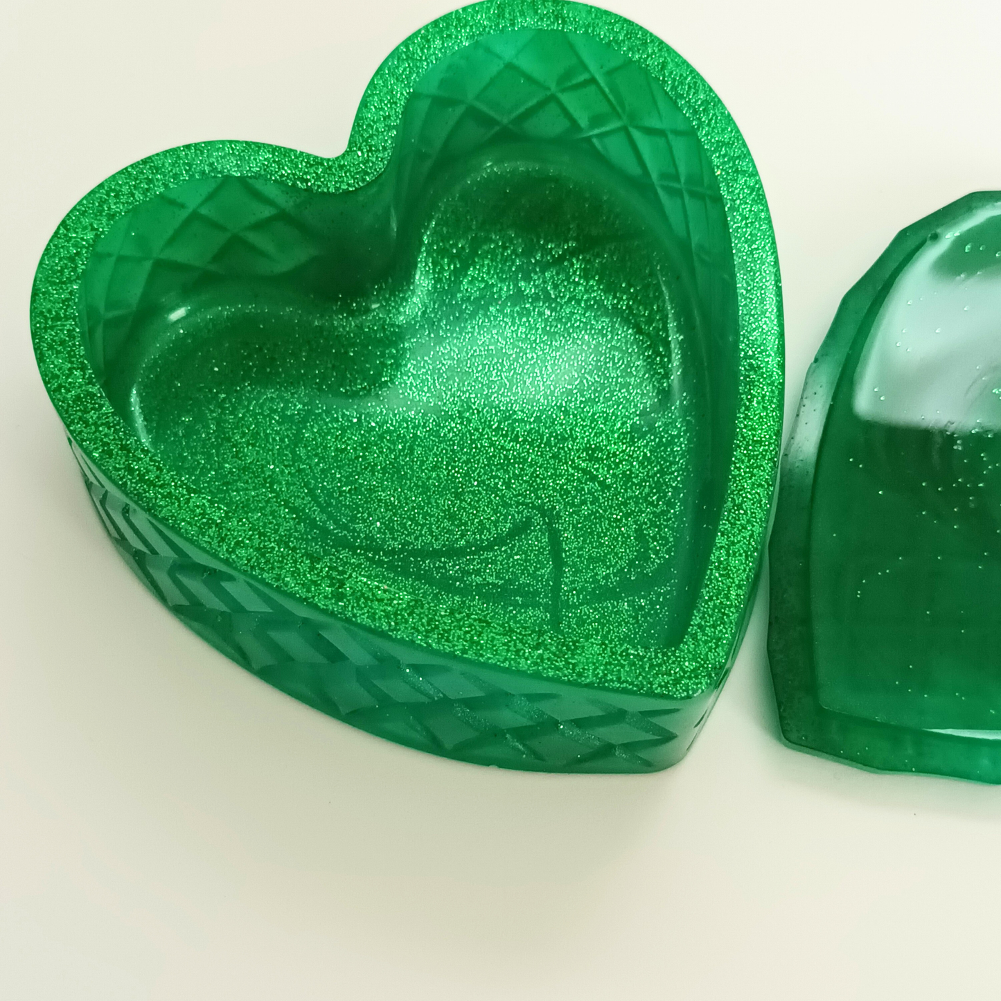 Boîte à bijoux résine émeraude pailleté - Cœur avec couvercle - Rangement artisanal unique fait main