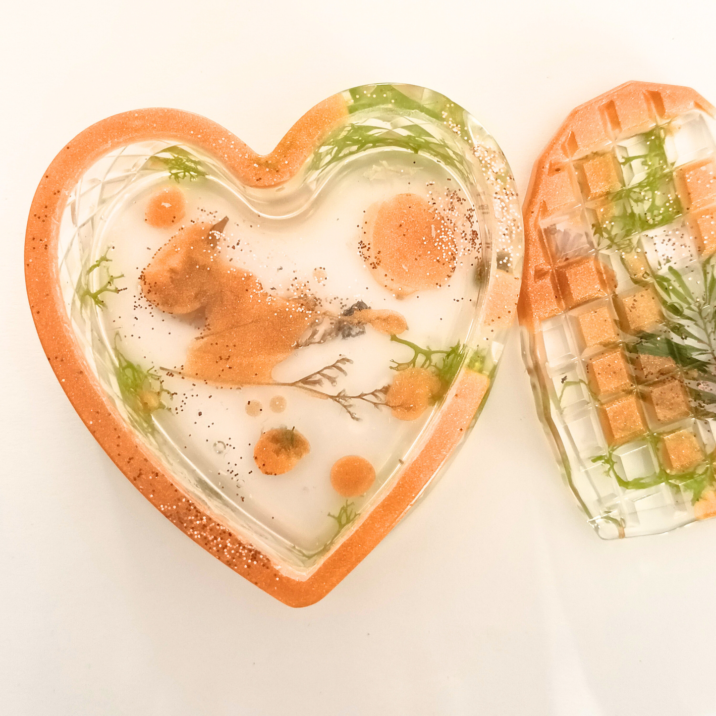 Boîte à bijoux résine orange fleurs séchées - Cœur transparent botanique avec couvercle - Rangement artisanal unique fait main