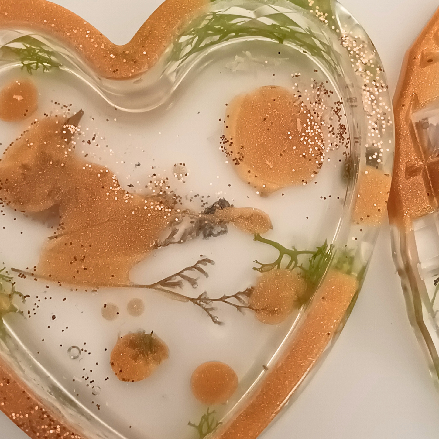 Boîte à bijoux résine orange fleurs séchées - Cœur transparent botanique avec couvercle - Rangement artisanal unique fait main