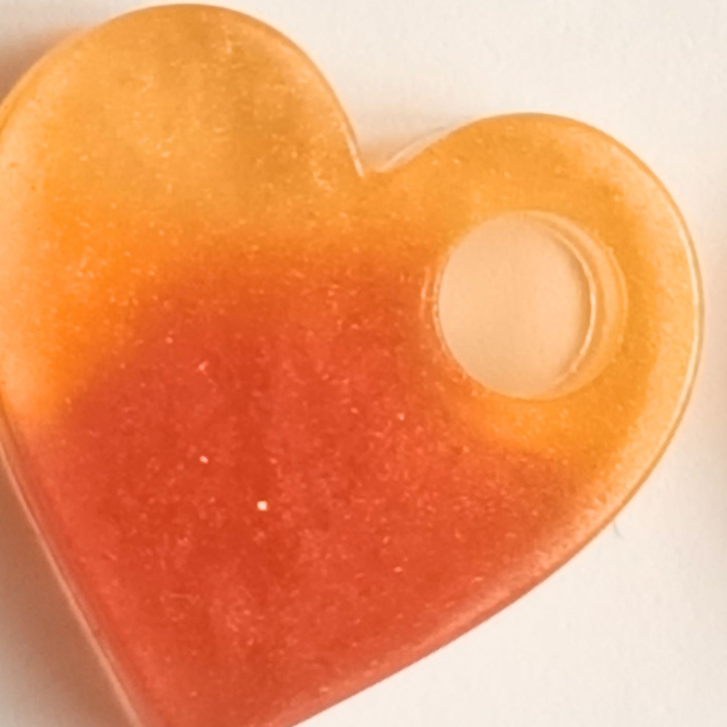 Boucles d'Oreilles Créoles Cœur Ombré en Résine - Coucher de Soleil