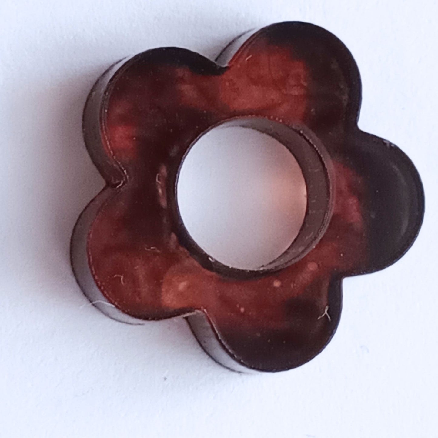 Boucles d'Oreilles Créoles Fleur Ajourée en Résine Brun Ambré