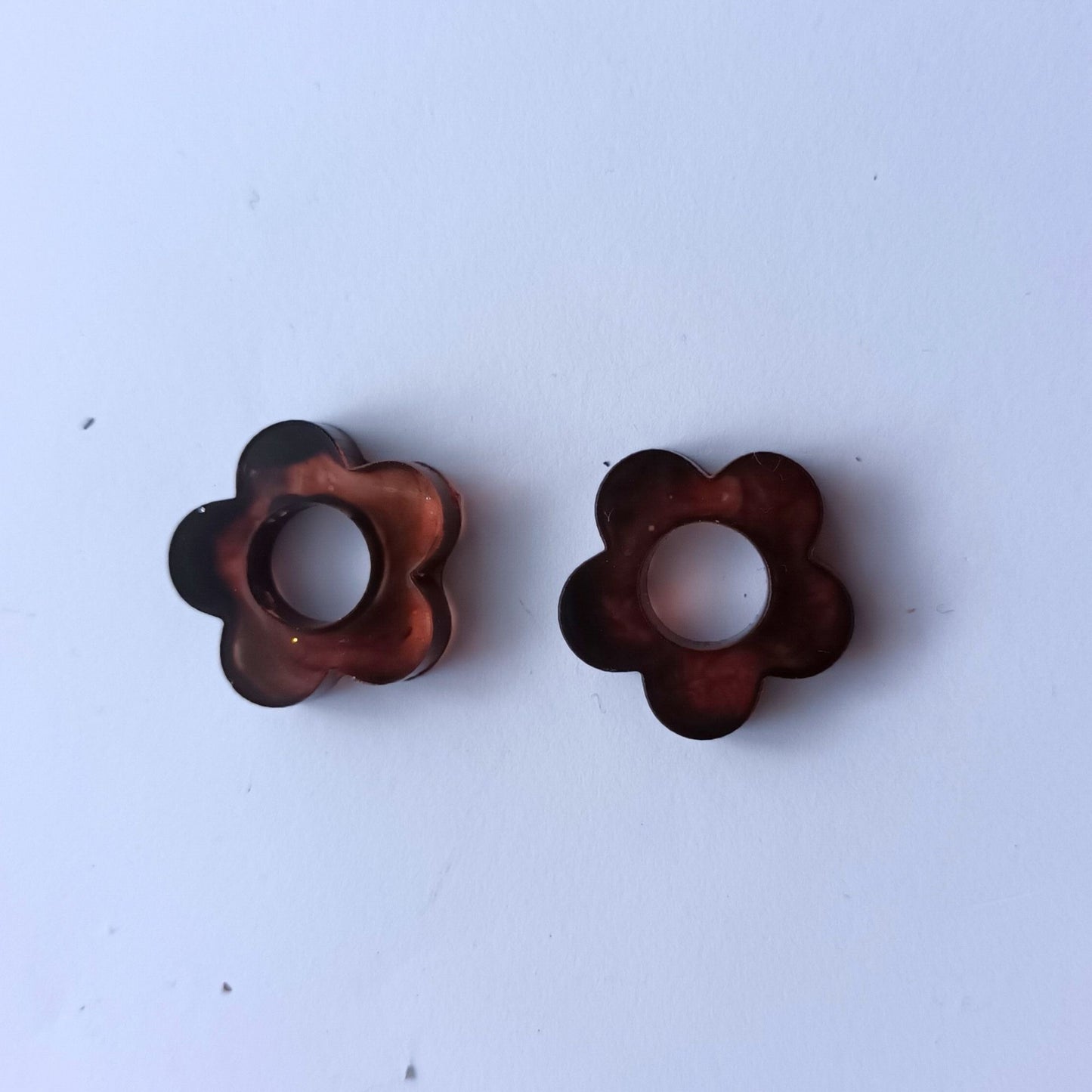 Boucles d'Oreilles Créoles Fleur Ajourée en Résine Brun Ambré