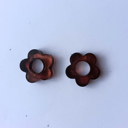 Boucles d'Oreilles Créoles Fleur Ajourée en Résine Brun Ambré