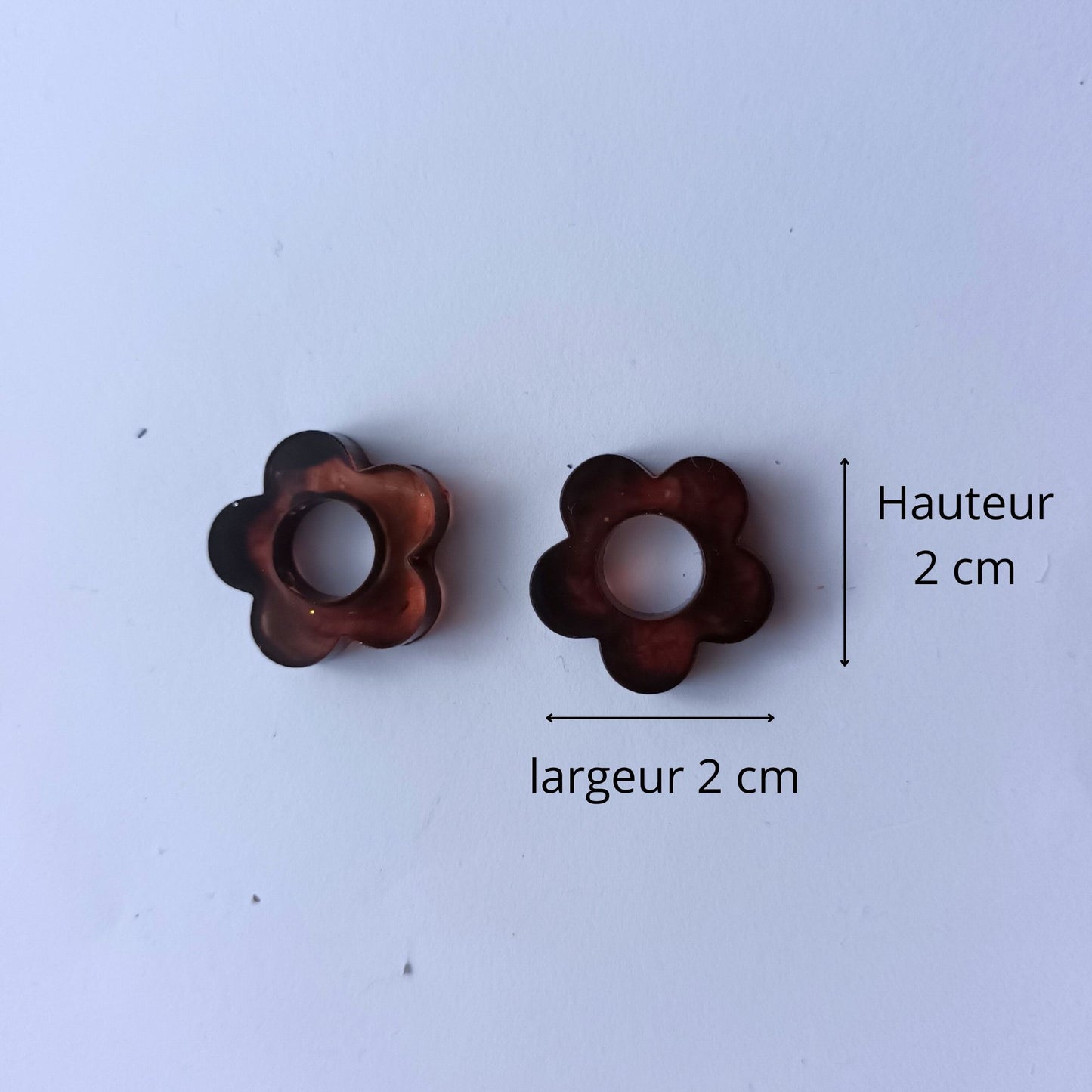 Boucles d'Oreilles Créoles Fleur Ajourée en Résine Brun Ambré