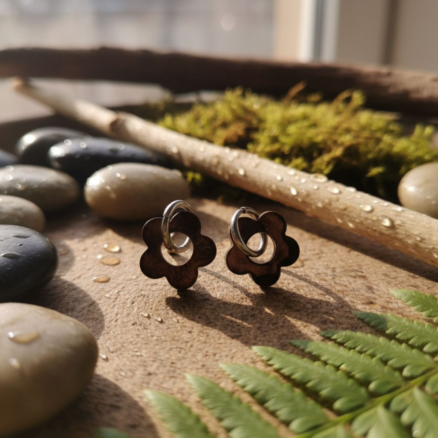 Boucles d'Oreilles Créoles Fleur Ajourée en Résine Brun Ambré