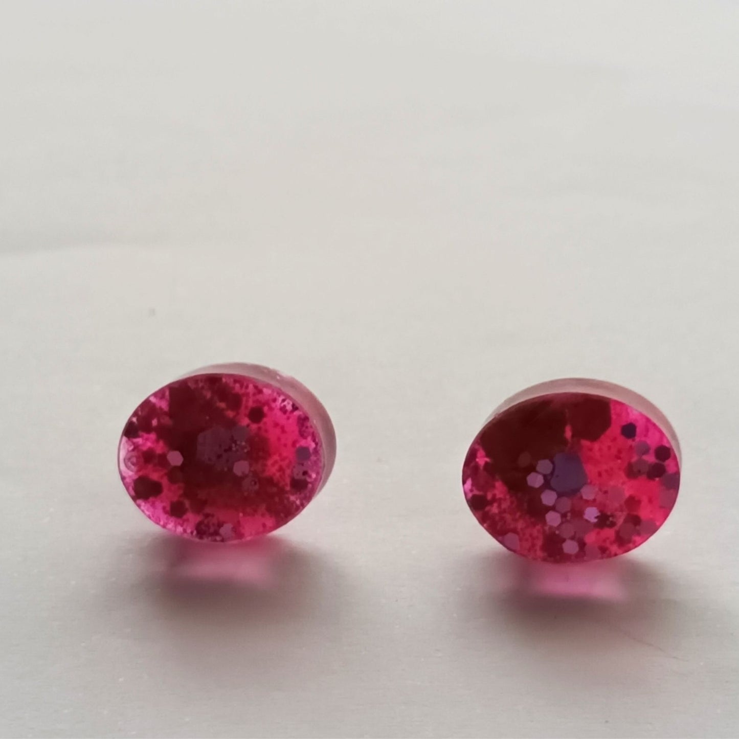 Boucles d'Oreilles Puces Rondes Rose Fushia Pailleté - Bijou Résine