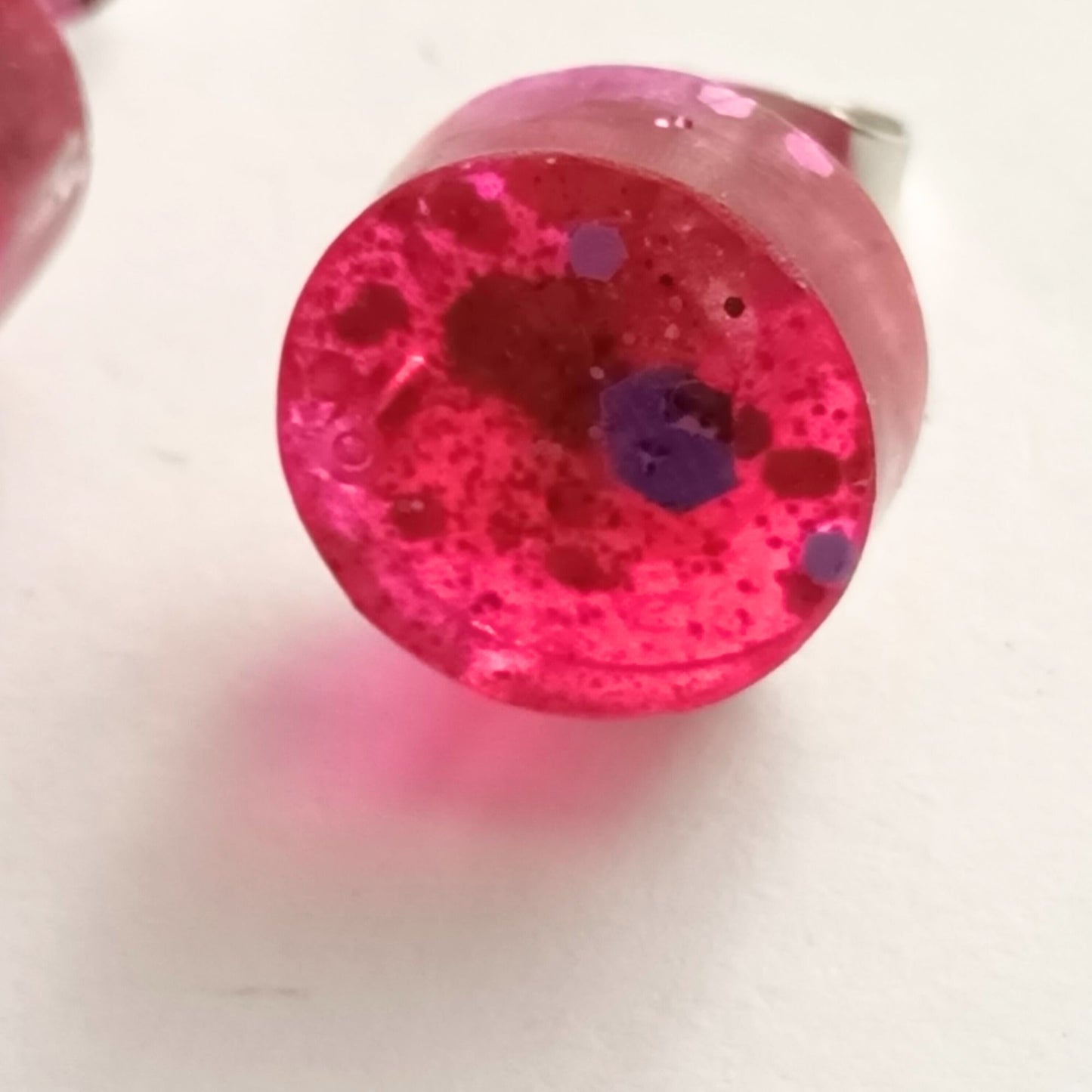 Boucles d'Oreilles Puces Rondes 1cm en Résine Rose Fuchsia Pailletée